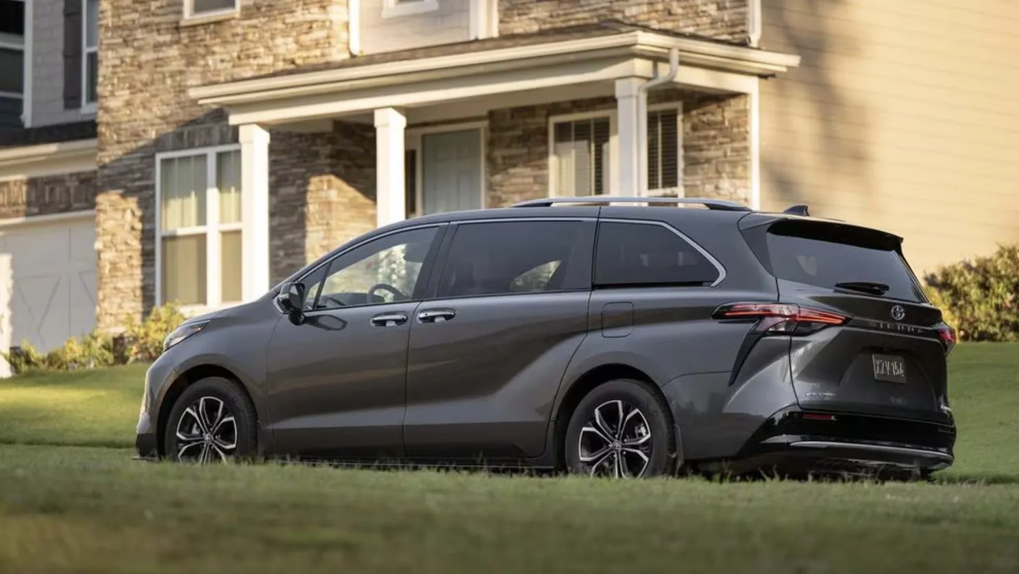 Featured image for The Fastest and Slowest Selling SUVs in November 2025